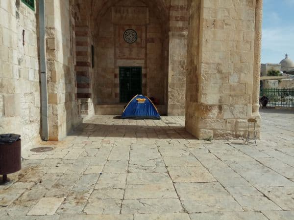 אוהלים וכביסה במתחם הר הבית