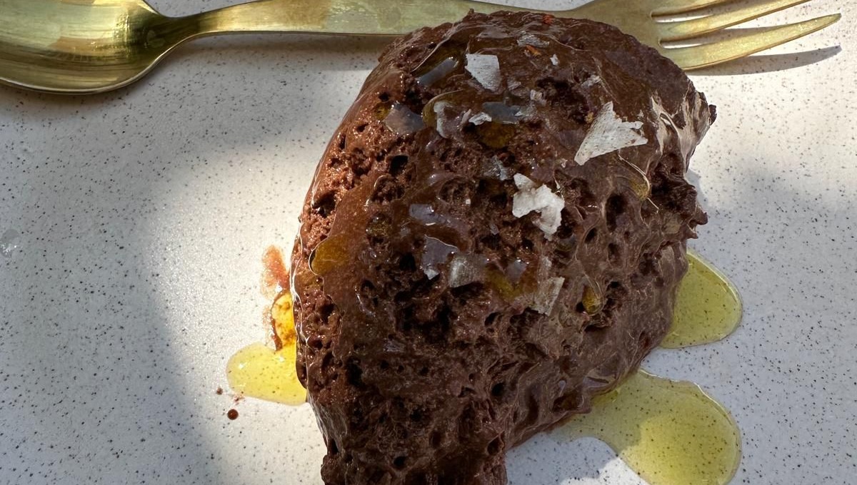 מוס שוקולד מריר ושמן זית בציפוי קראנץ׳ קורנפלקס