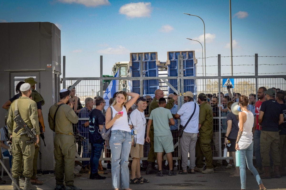 מפגינים בבסיס שדה תימן